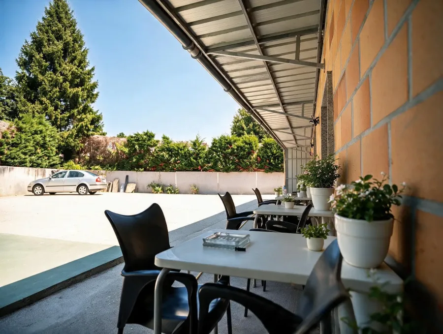 Terraza cubierta con mesas
